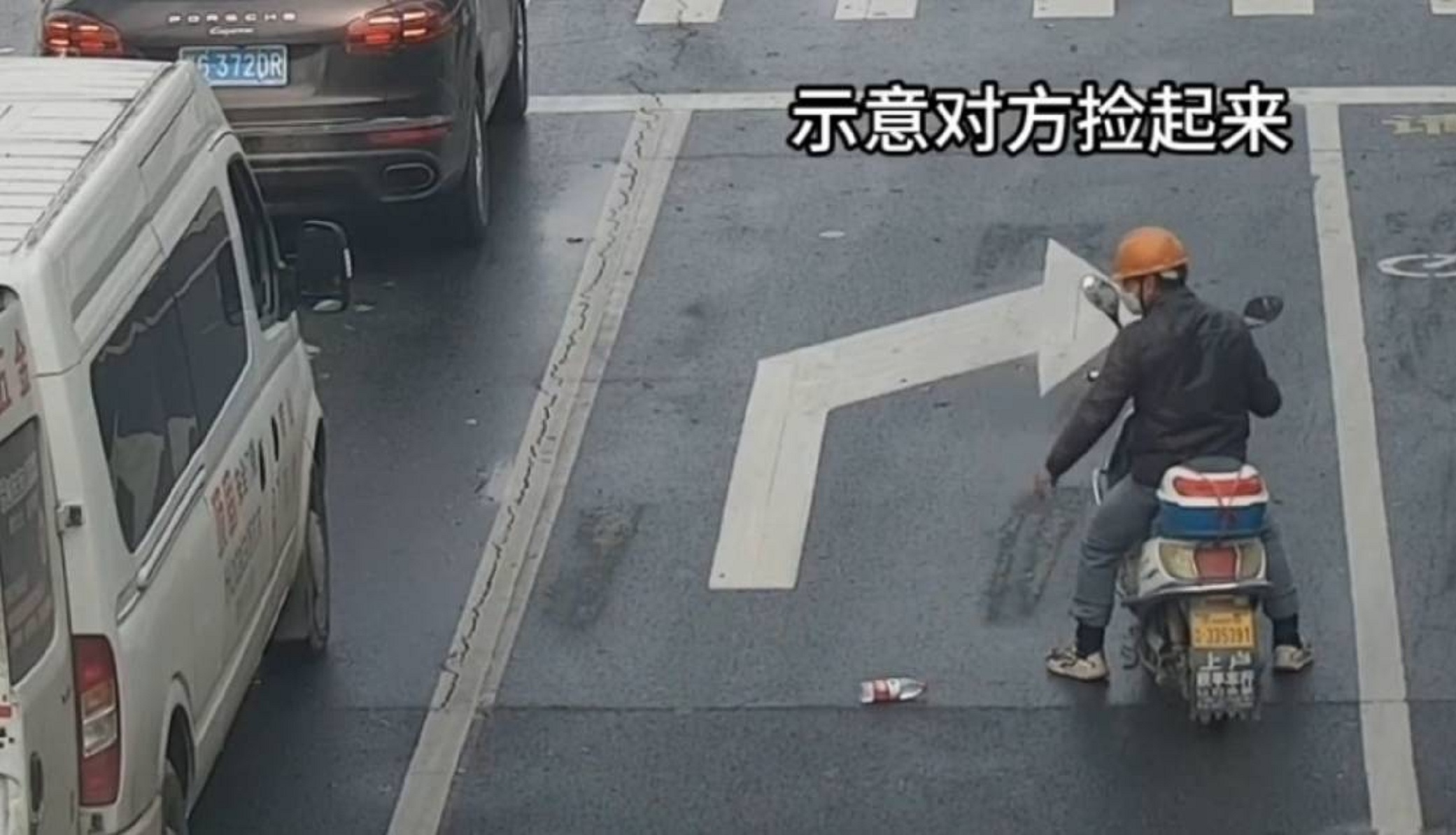 前車窗拋物，罰！后他默默撿起，贊！